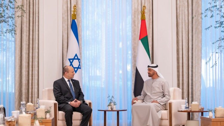 Il premier israeliano Bennet e il principe degli Emirati Arabi Mohammed bin Zayed al Nahyan (Abu Dhabi, 13/12/2021) 