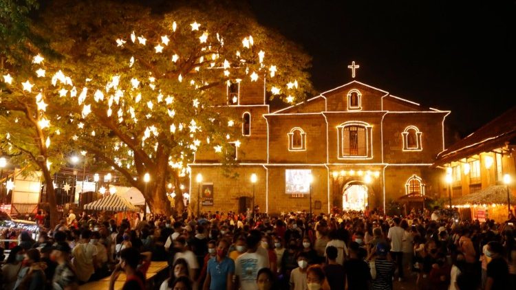Tradizionale Messa dell'alba a Las Piñas  City, a sud di Manila
