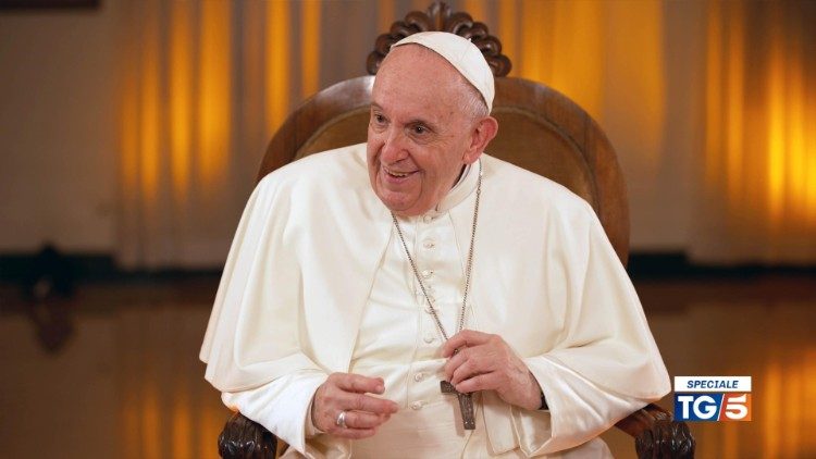 Papa Franjo tijekom razgovora koji je prenio Mediaset