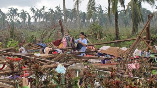 Papst ruft nach Taifun auf den Philippinen zu konkreter Hilfe auf