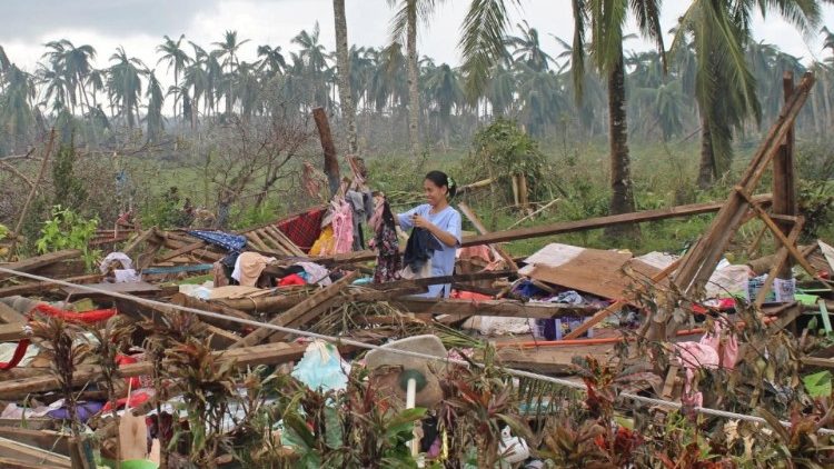 Un village détruit par le typhon Rai qui a traversé le centre et le Sud des Philippines  le 16 et 17 décembre 2021