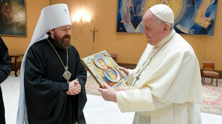 Hilarion bei einer Begegnung mit Papst Franziskus