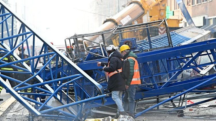 Un'immagine della gru crollata il 18 dicembre a Torino, uccidendo tre operai 