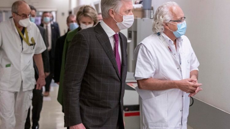 Belgický král Philippe navštívil jednotku intenzivní péče univerzitní nemocnice UZ Jette v Bruselu, aby povzbudil zdravotnický personál v tomto náročném období.