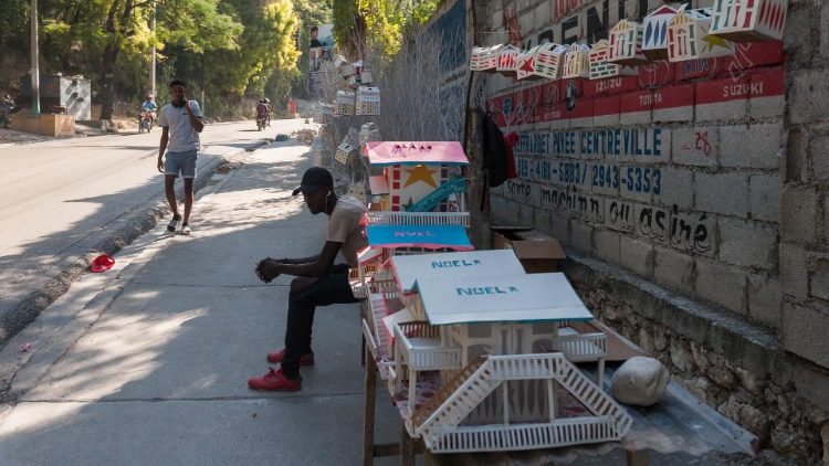 Ein Mann verkauft Weihnachtsartikel in Port-au-Prince