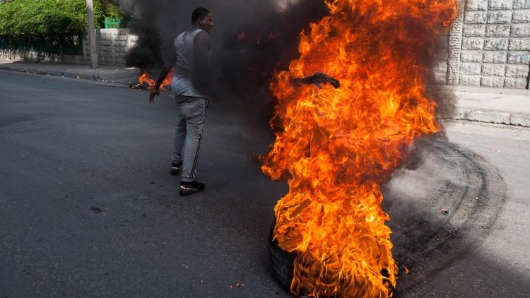 Demonstranten setzten in Port-au-Prince vor dem Innenministerium am 24. Dezember Reifen in Brand