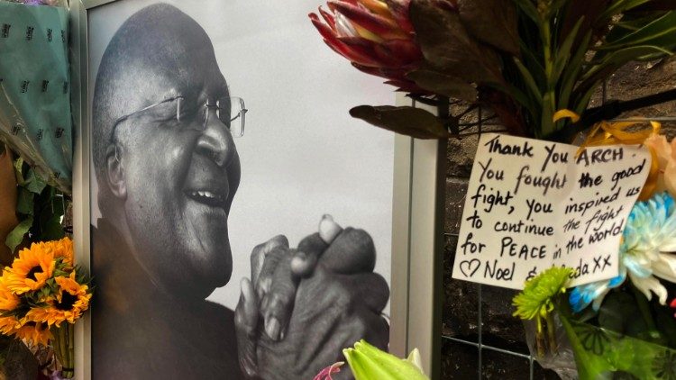 Photo de l'archevêque Desmond Tutu déposée devant la cathédrale Saint-Georges, au Cap en Afrique du Sud, le 27 décembre 2021. (EPA/STR)