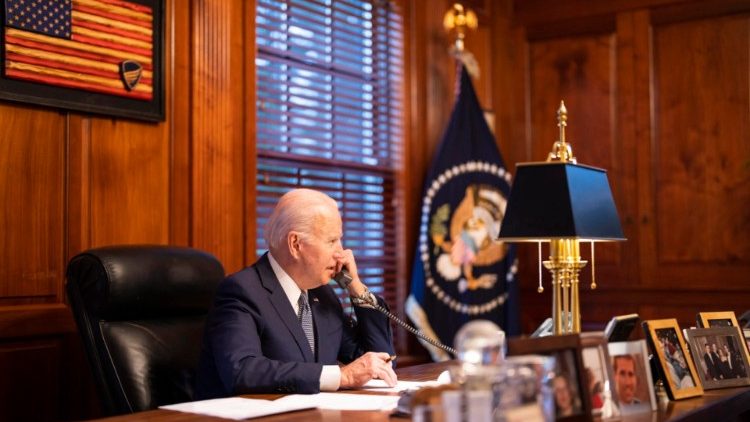 Il presidente americano Biden al telefono con il suo omologo russo Putin 