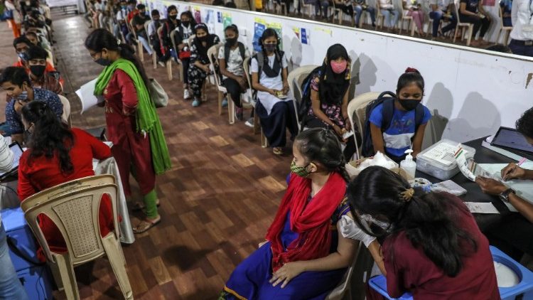 Vaccini agli adolescenti in India