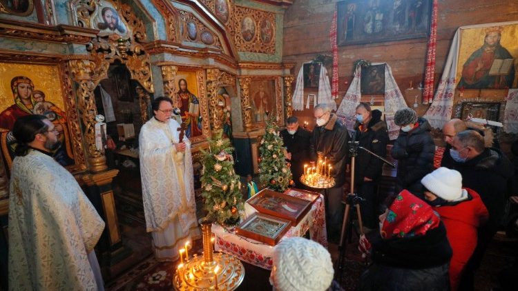 Celebração de Natal num povoado perto de Kiev, Ucrânia