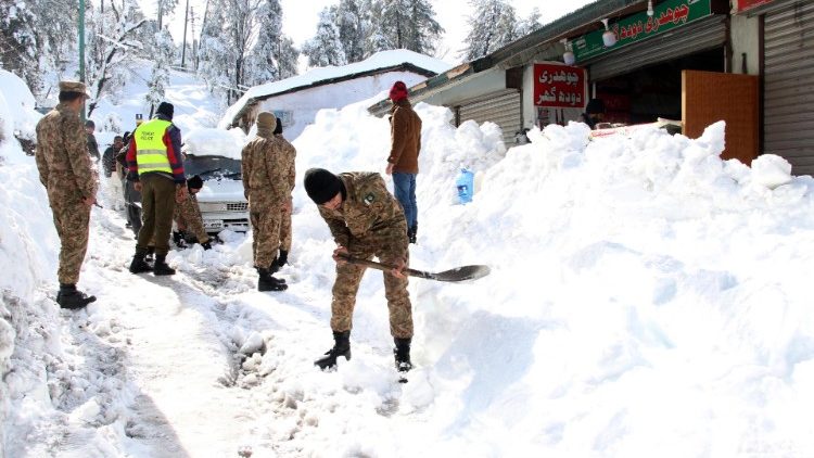 बर्फ से बाधित पाकिस्तान का मुर्री क्षेत्र का रोड