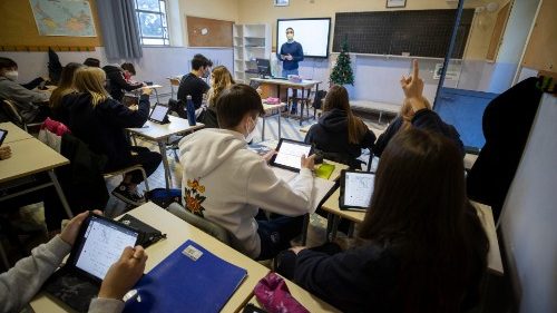 Tra fede e dialogo, il Papa indica le sfide per la scuola cattolica