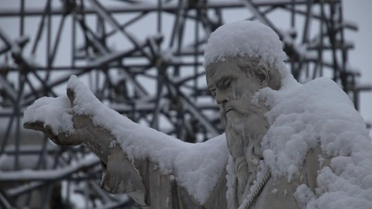 Symbolbild: Schnee auf Heiligenstatue