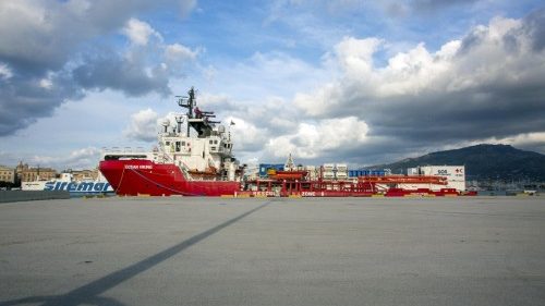 Czerny: soccorrere i migranti in mare è il più alto servizio