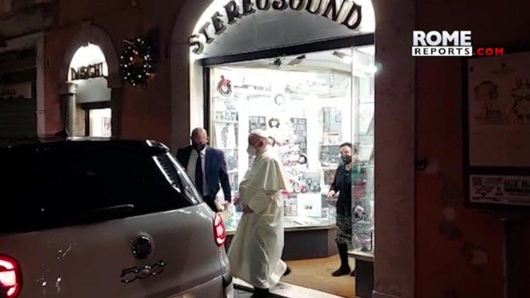 Vom Paparazzo ertappt: Franziskus im Zentrum von Rom in einem Plattenladen