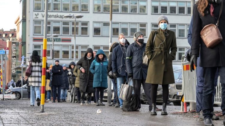 Impfschlange in Stockholm: Im eher säkularen Schweden hat die Pandemie existentielle Fragen aufgeworfen, sagt Kardinal Arborelius