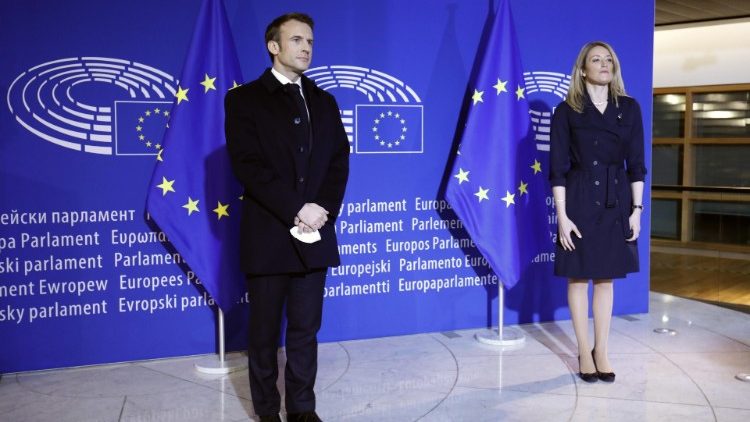 La predindetessa ad interim dell'Europarlamento, Metsola e il presidente francese, Macron, alla cermonia di commemorazione, a Strasburgo,  del presidente del Parlamenrto Ue, Sassoli, scomparso sette giorni fa. 