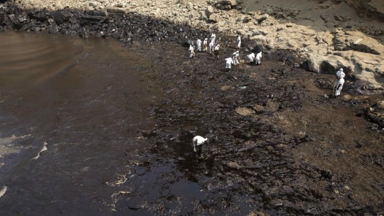 Derrame de 6 mil barriles de petróleo en la costa de Perú