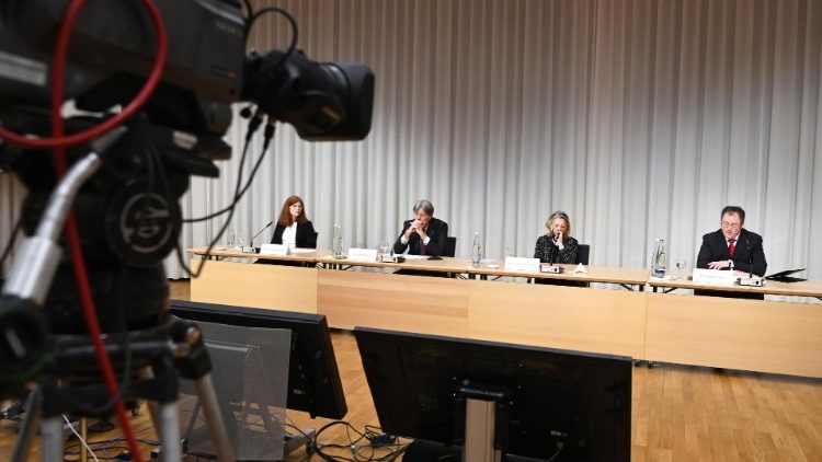 La conferenza stampa della commissione indipendente d'indagine, incaricata dall'Arcidiocesi di Monaco, sul report sugli abusi