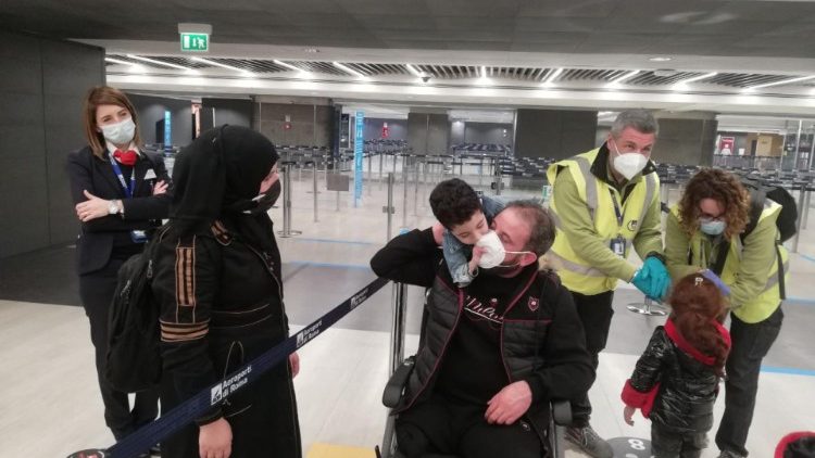 Família do pequeno Mustafa na chegada no aeroporto Fiumicino, Roma, em 21 de janeiro