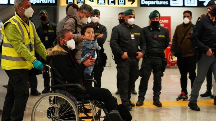 Munzir al-Nazzal e o pequeno Mustafa na chegada no aeroporto Fiumicino, Roma, em 21 de janeiro