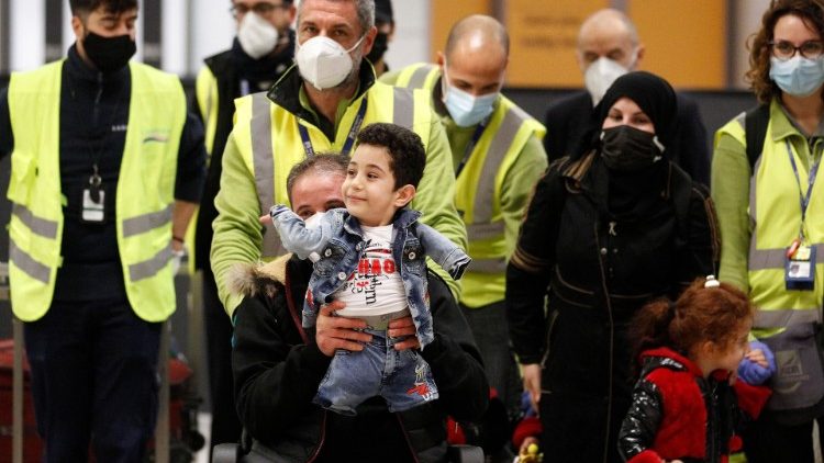 Munzir al-Nazzal e o pequeno Mustafa na chegada no aeroporto Fiumicino, Roma, em 21 de janeiro