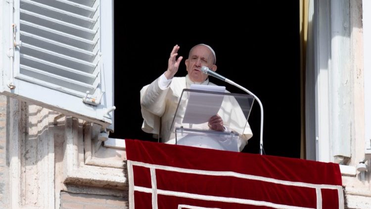 Ferenc pápa köszöntése a hívek felé 