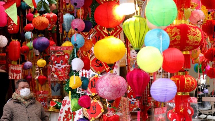 Gian hàng bán đồ vật trang trí Tết tại Hà Nội