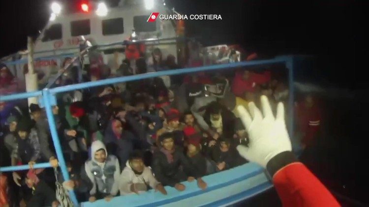 Das Schiff mit etwa 280 Migranten an Bord vor Lampedusa