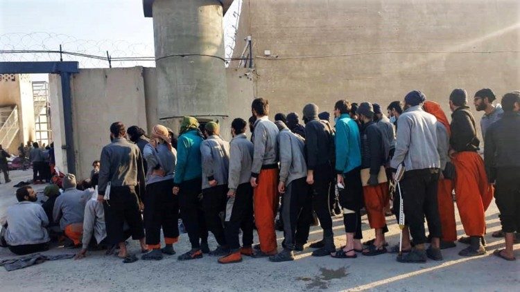 Detenuti del carcere di Hasakeh che si sono arresi alle forze turche ì