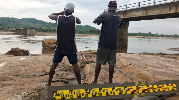 Puente destruido después de que la tormenta tropical Ana azotara el distrito de Tete, Mozambique