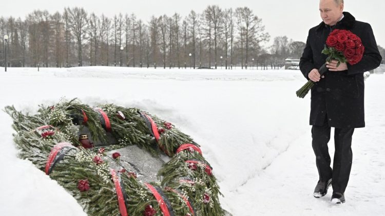 Weiß, wie erinnert werden soll: Der russische Präsident Wladimir Putin legte Ende Januar anlässlich des 78. Jahrestages der Aufhebung der Belagerung Leningrads während des Zweiten Weltkriegs Blumen auf dem Piskaryowskoje-Gedenkfriedhof in St. Petersburg nieder.