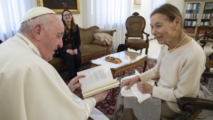 Le Pape François reçoit l'écrivain Edith Bruck à la Maison Sainte-Marthe, le 27 janvier 2022. 