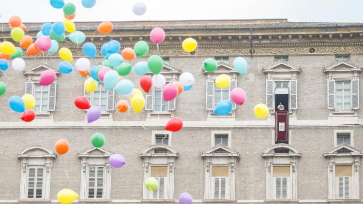 Los jóvenes de la Acción Católica lanzaron globos al cielo como signo de paz