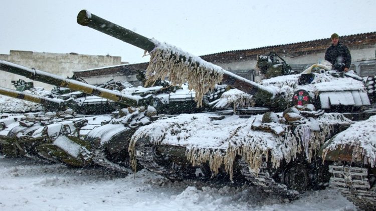 Tanques das Forças Armadas ucranianas se preparam para participar de manobras