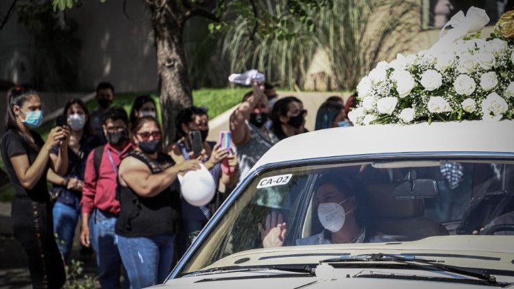 Ciudadanos en las calles para despedir a la joven modelo mientras el féretro es llevado a un cementerio en Asunción