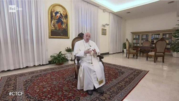 Der Papst war in einem Saal in der Residenz Santa Marta im Vatikan