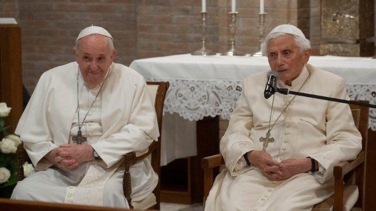 Archivbild: Papst Franziskus und Benedikt XVI.