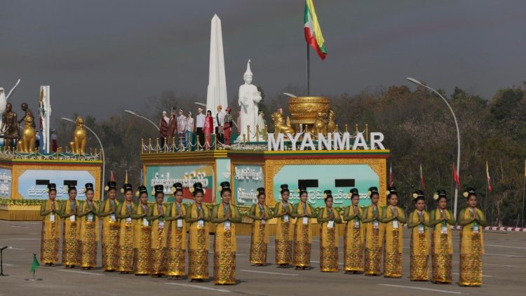 Parade zum 75. Tag der Union in Naypyitaw, Myanmar