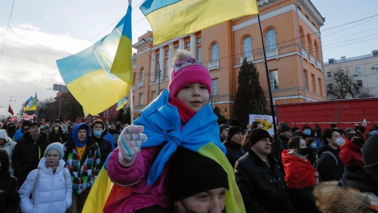 Ucranianos participam da Marcha da Unidade pela Ucrânia no centro de Kiev, em meio a tensões na fronteira Ucrânia-Rússia. (EPA/SERGEY DOLZHENKO(
