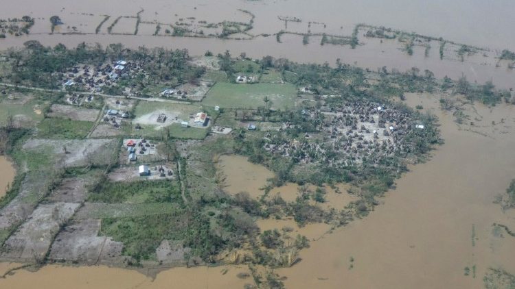 Vue aérienne sur une zone de Mananjary après le passage du cyclone Batsirai, le 8 février 2022. (EPA/MSF)