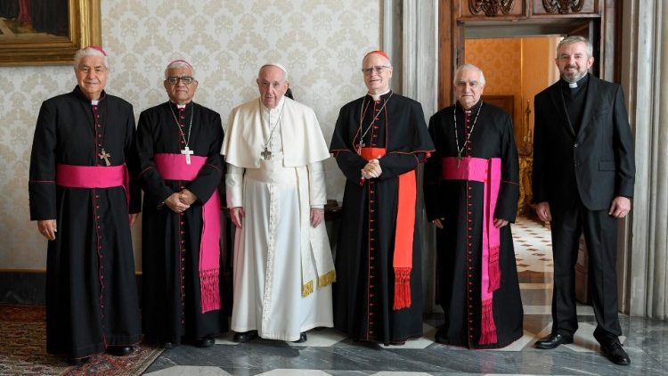 Der Papst (Mitte) und die Mitglieder des CELAM