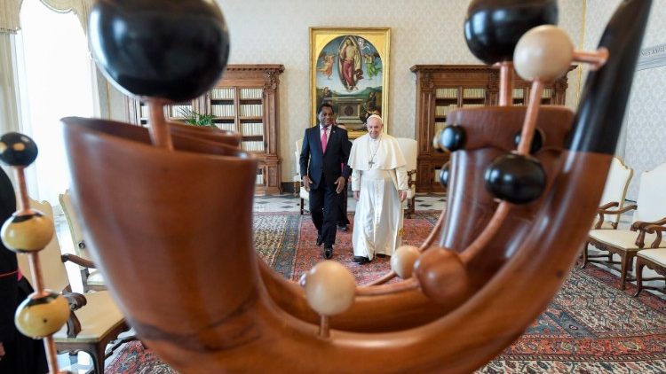 राष्ट्रपति हिचिलेमा का उपहार - जाम्बिया के विशिष्ट संगीत वाद्ययंत्रों का प्रतिनिधित्व करते हुए लकड़ी और तांबे की एक मूर्ति