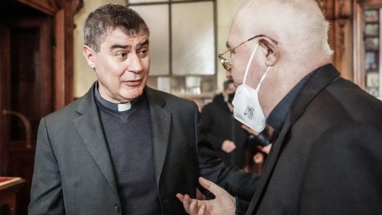 Don Roberto Repole, nuovo arcivescovo di Torino, saluta il suo predecessore monsignor Cesare Nosiglia