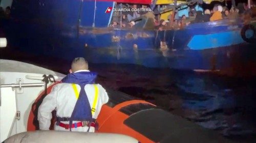 Italien: Hunderte von Bootsflüchtlingen gerettet