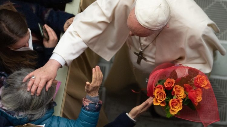 Blumen bei der Generalaudienz für Papst Franziskus