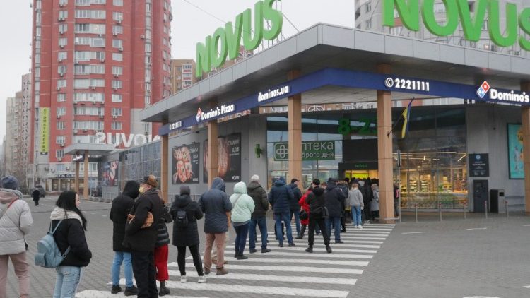 Lunghe code a Kiev per entrare in un negozio nell'incertezza di questi giorni