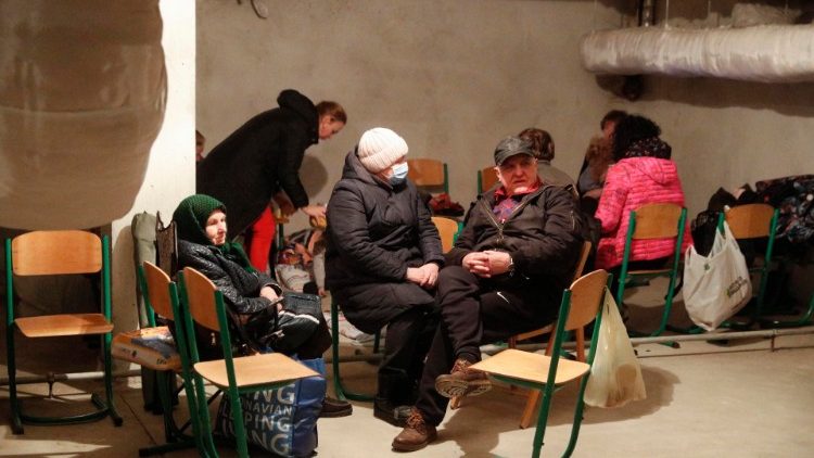 Numerose famiglie hanno trascorso la notte nei sotterranei delle scuole di Kiev (Epa - Sergey Dolzhenko)