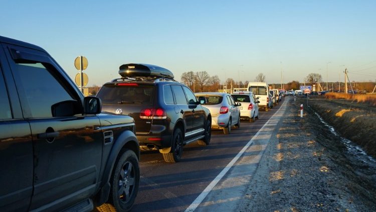 Code di auto al confine tra Polonia e Ucraina
