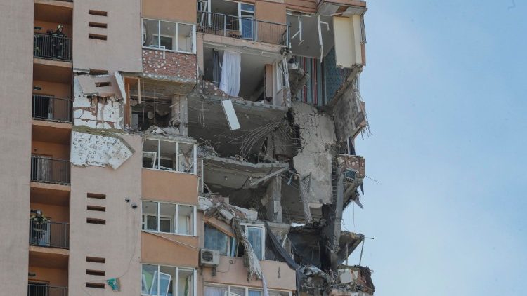 Ein getroffenes Gebäude in Kiew